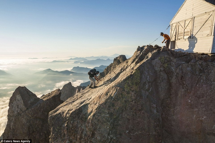 du khách 'săn' mây trên đỉnh núi đá cao hơn 2.000 m