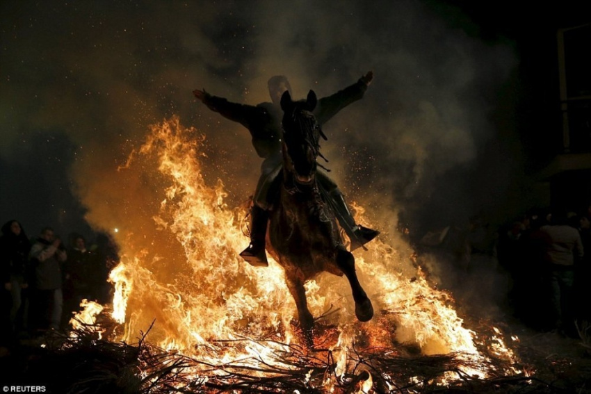 cảnh đẹp thế giới, du lịch thế giới, lễ hội - sự kiện, thế giới đó đây, lễ hội phi ngựa qua lửa độc đáo ở tây ban nha
