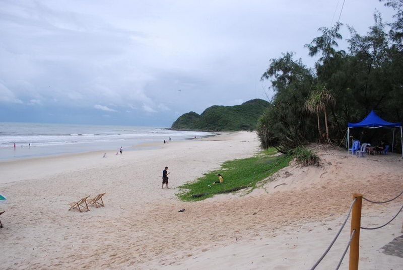 Tận hưởng bình yên ở bãi biển Sơn Hào, đảo Quan Lạn
