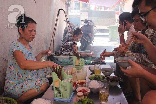 4 quán ăn có giờ mở cửa “dị” nhưng lúc nào cũng đông khách Hà Nội