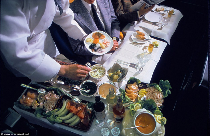 ẩm thực thế giới, hành trang du lịch, thế giới đó đây, bữa ăn xa hoa trên khoang máy bay hạng nhất 70 năm trước