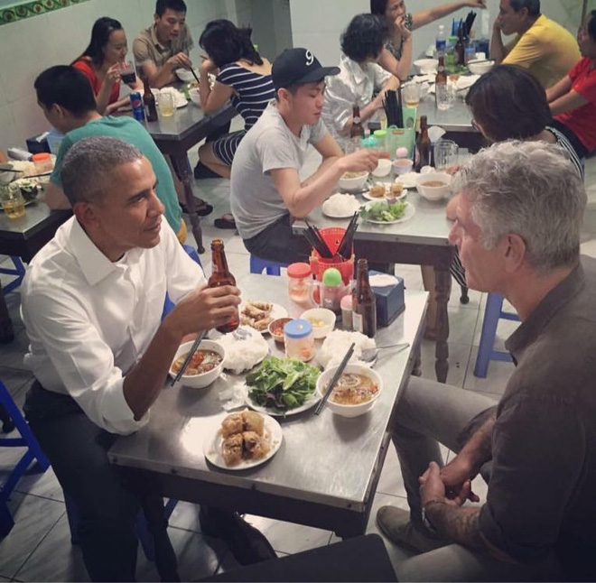 Từ bánh mì Hội An đến bún chả Hà Nội, người đàn ông ngồi cùng bàn Obama đã 'phải lòng' Việt Nam theo cách đó...