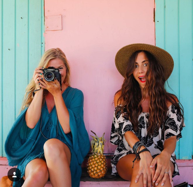 Hai cô gái xinh đẹp mở màn trào lưu 'đi du lịch cùng bạn gái thân' khắp thế giới