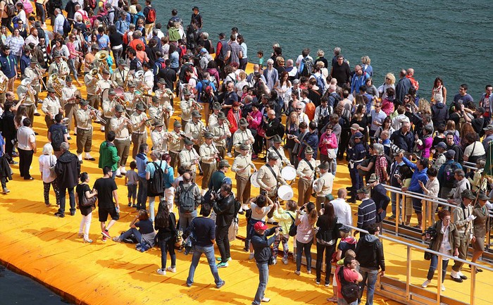 du lịch hồ iseo, du lịch italy, thế giới đó đây, hàng nghìn du khách đổ đến italy đi bộ trên nước