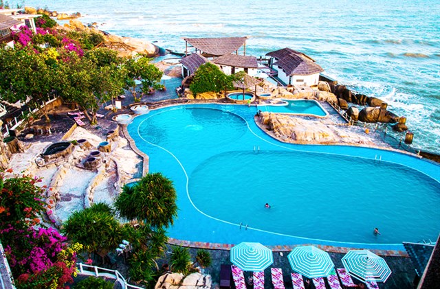Zoom cận cảnh khu resort có “hồ bơi nổi trên mặt biển” cách Sài Gòn 200 km