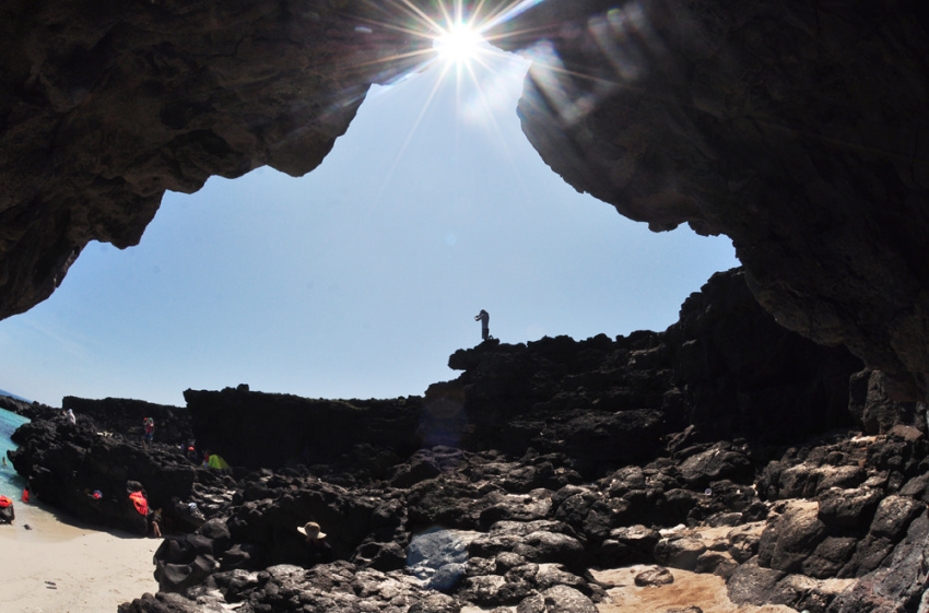 Hút hồn du khách với vách đá trầm tích núi lửa triệu năm ở đảo Lý Sơn