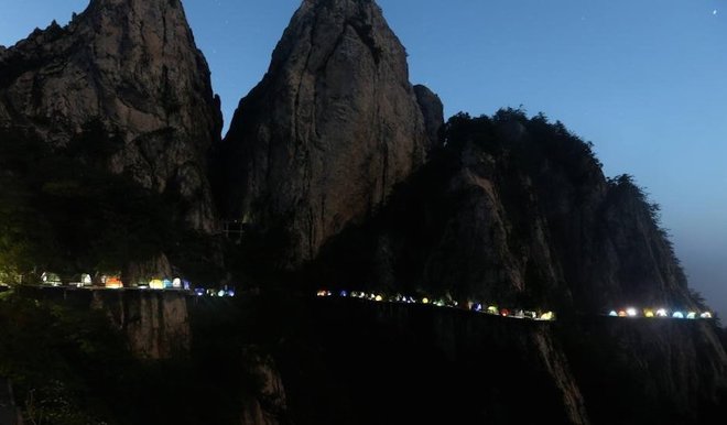 du lịch hà nam, du lịch trung quốc, núi laojun, thế giới đó đây, hàng trăm lều trại qua đêm giữa lưng chừng núi 1.000 m