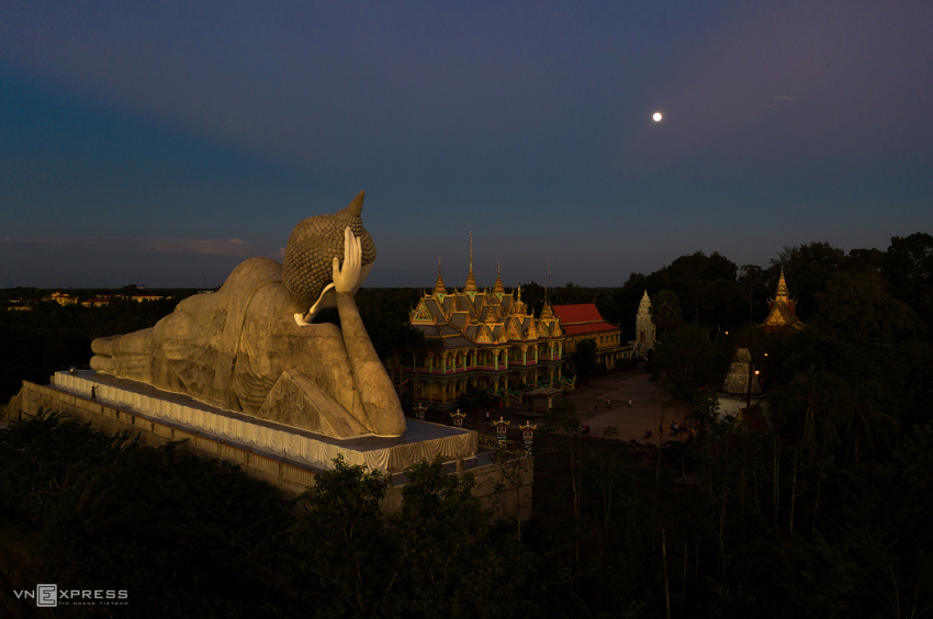 Trăng lên trên chùa Som Rong