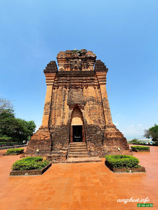 tháp nhạn 800 năm tuổi thờ tiên nữ ở phú yên