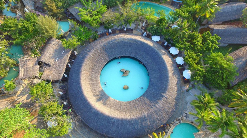 Cứ ngỡ như ở Bali với bể bơi và công viên nước khoáng đầu tiên ở Việt Nam
