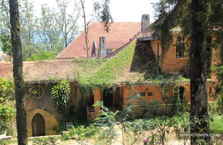 Nhà nguyện dòng Franciscaines kiến trúc Pháp đã bỏ hoang 50 năm ở Đà Lạt