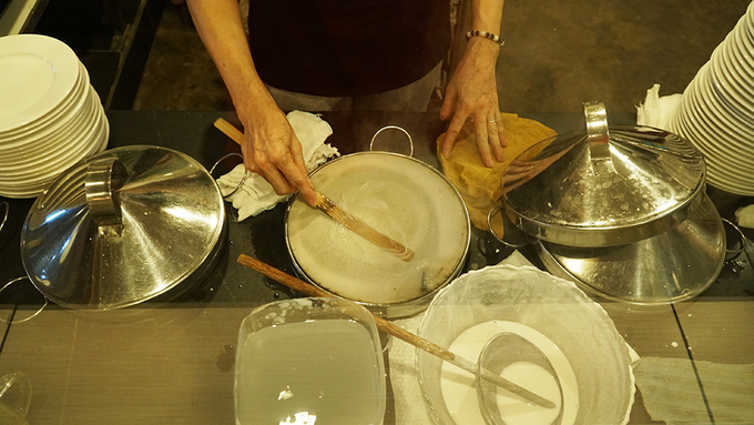 Bánh ướt thịt nướng ở Sài Gòn: muốn ăn ngon phải biết cuốn
