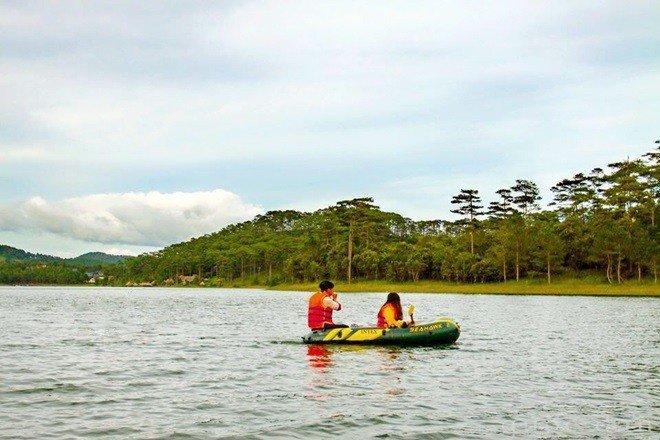 Chèo thuyền trên hồ Tuyền Lâm vào rừng lá phong đỏ