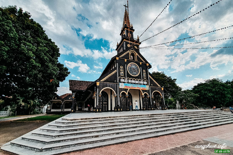 Hai nhà thờ gỗ lâu đời ở Kon Tum