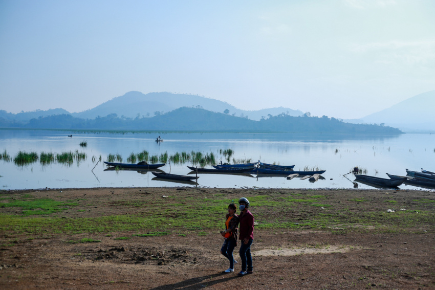 Cưỡi voi, chèo thuyền độc mộc trên hồ Lắk