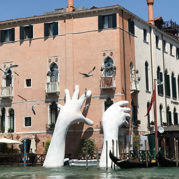Đôi bàn tay 'quái dị' mọc lên từ dưới kênh ở Venice