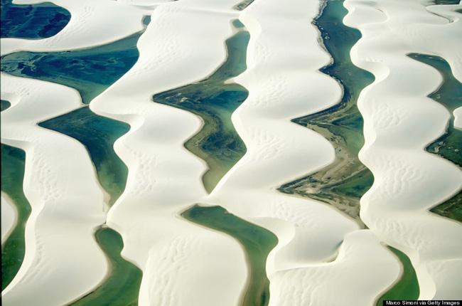 Tín đồ du lịch phát sốt với bể bơi khổng lồ giữa lòng sa mạc