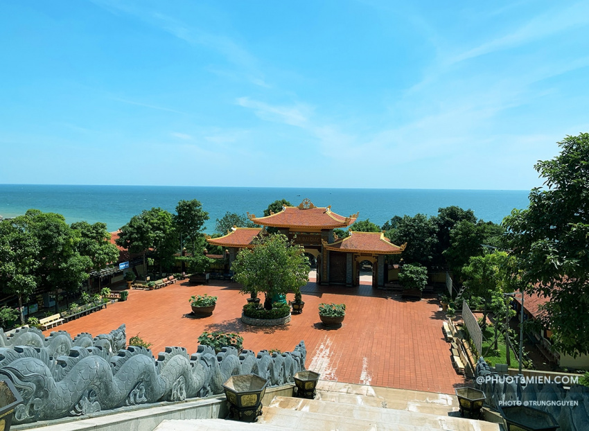 Thăm Chùa Hộ Quốc ở Phú Quốc thế tựa sơn hướng thủy, view ngắm đường chân trời