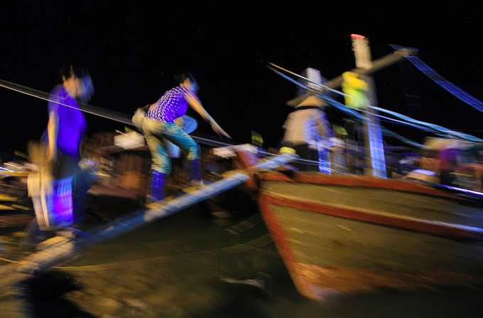 chợ cá cái rồng tấp nập trên cầu cảng ra đảo cô tô