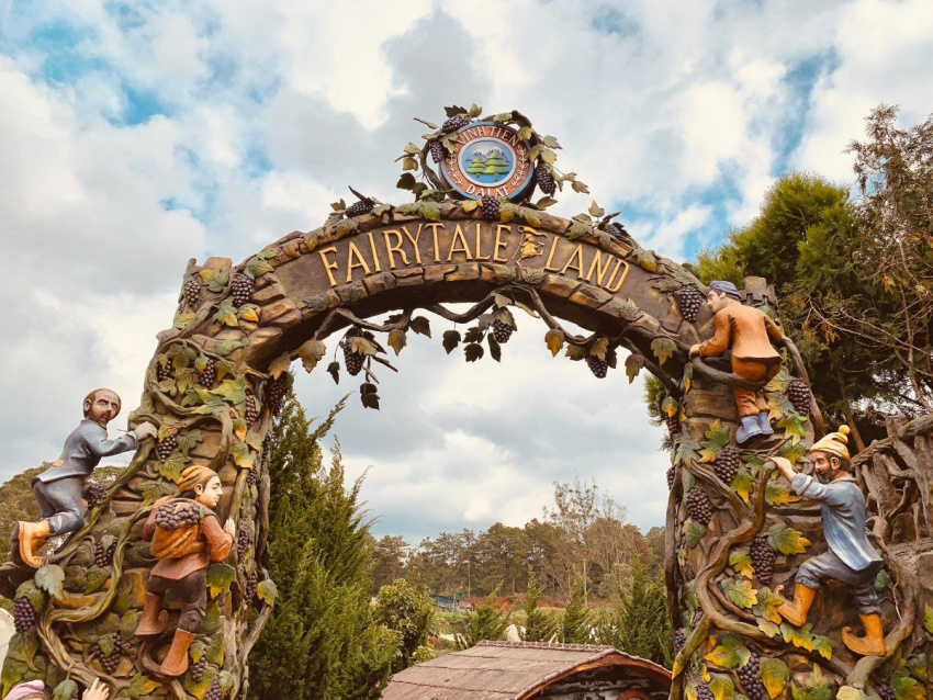 Dalat Fairytale Land - Xứ sở cổ tích chốn sương mù