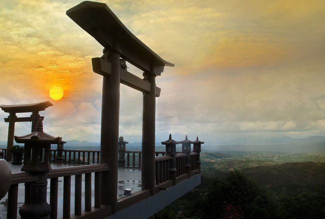 Đường lên chốn bồng lai – chùa Linh Quy Pháp Ấn trong MV Lạc Trôi