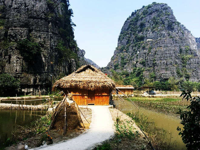 Homestay xinh đẹp thơ mộng nằm giữa hồ sen ở Ninh Bình