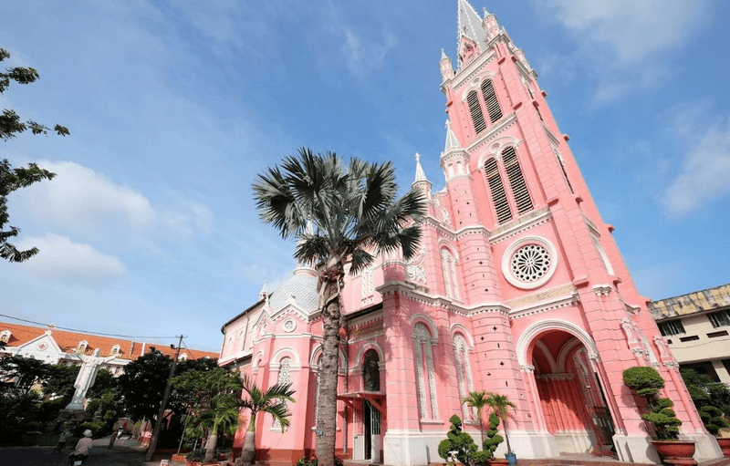 Nhà thờ màu hồng rực rỡ nổi bật giữa lòng Sài Gòn