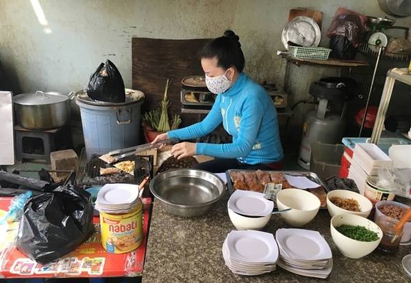 Quán bánh tráng kẹp 5.000 đồng nức tiếng Sài Gòn