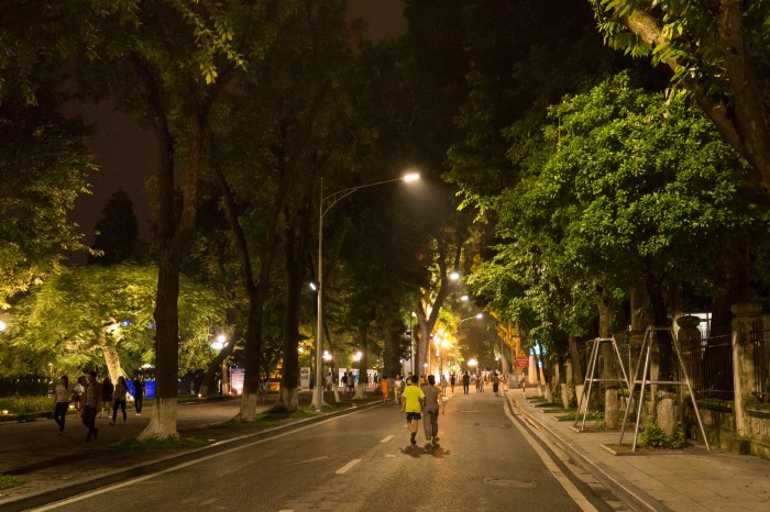 'Cảm giác lạ' khi dạo phố đi bộ Hà Nội dịp cuối tuần