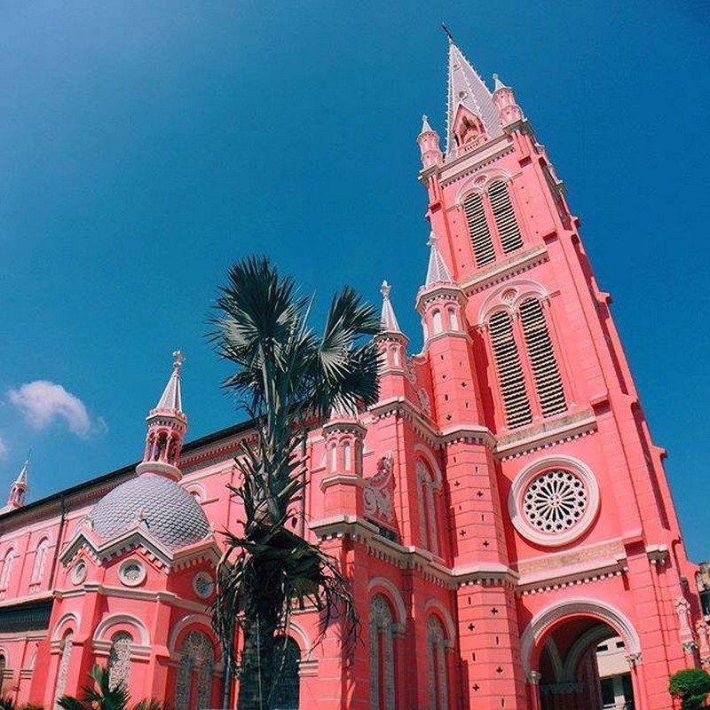 Ấn tượng nhà thờ màu hồng rực rỡ giữa trung tâm Sài Gòn