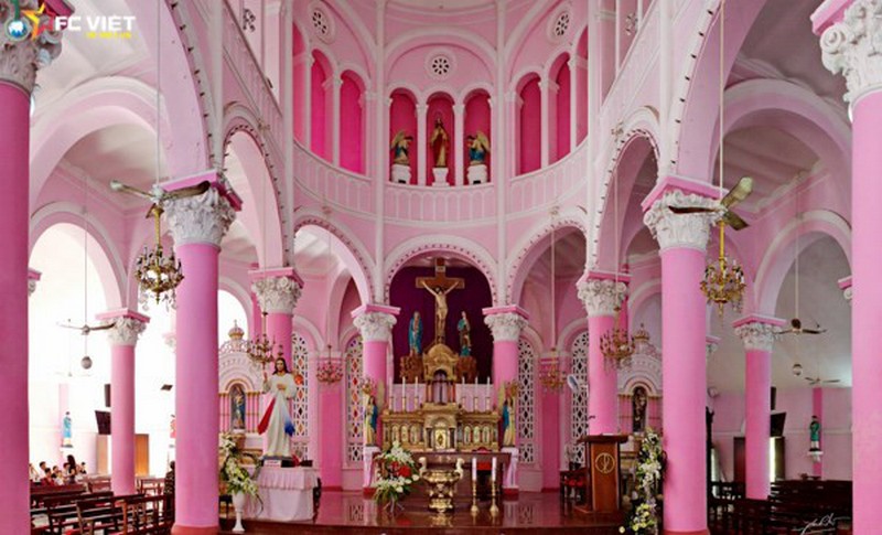 {}, ấn tượng nhà thờ màu hồng rực rỡ giữa trung tâm sài gòn