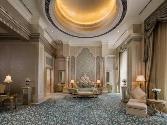 abu dhabi, emirates palace spa, khám phá thế giới, thế giới đó đây, bên trong spa du khách đắp mặt bằng vàng