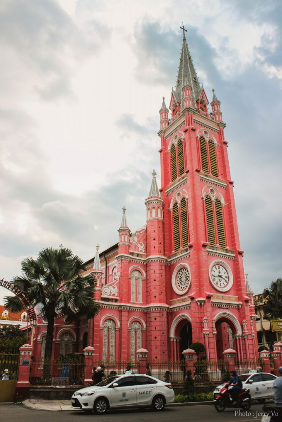 Check-in nhà thờ màu hồng cổ kính giữa Sài Gòn