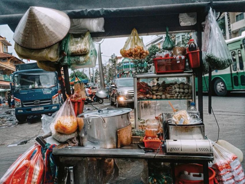 Ẩm thực Việt gom hết vào khu phố bán hàng rong mới đét ở Sài Thành, bạn đã ghé chưa?