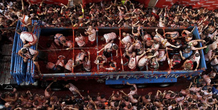Lễ hội giẫm đạp 160 tấn cà chua ở Tây Ban Nha
