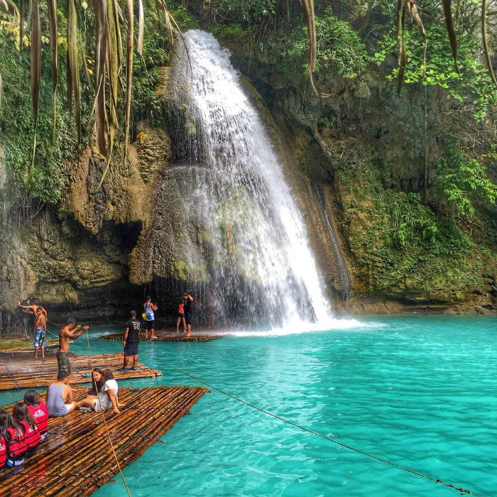 Xõa banh nóc với 'Bè trên thác' nước xanh như màu trời ngay gần Việt Nam
