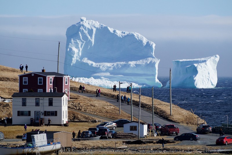 Thị trấn ở Canada hút khách nhờ tảng băng trôi bỗng dừng lại gần bờ