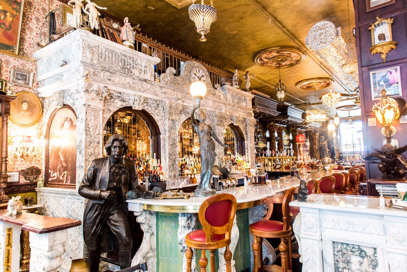 Quán rượu Oscar Wilde quyến rũ với quầy bar dài nhất New York
