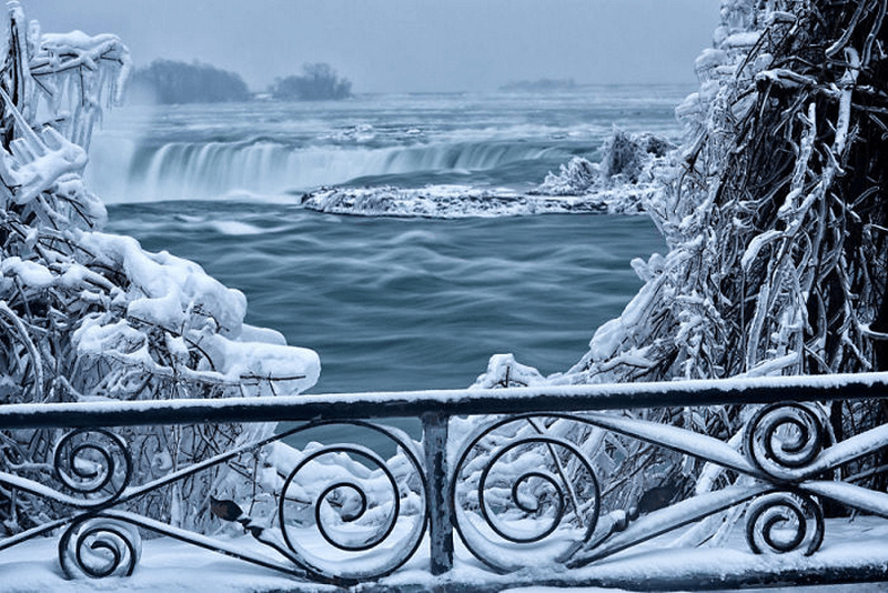 Vẻ đẹp ngoạn mục khi thác Niagara đóng băng dưới thời tiết -67°C