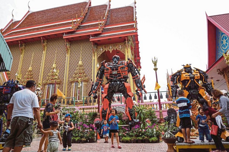 Thái Lan thu hút du khách bằng cách kết hợp đền chùa và siêu anh hùng