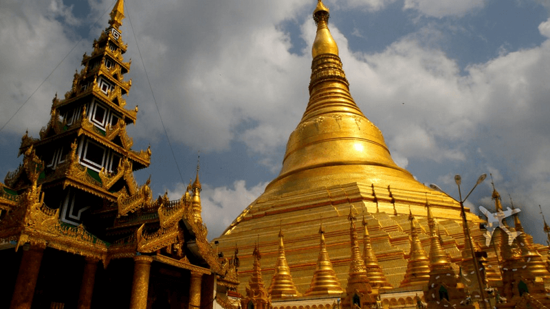 {}, khám phá ngôi chùa 2500 tuổi dát 90 tấn vàng ở myanmar