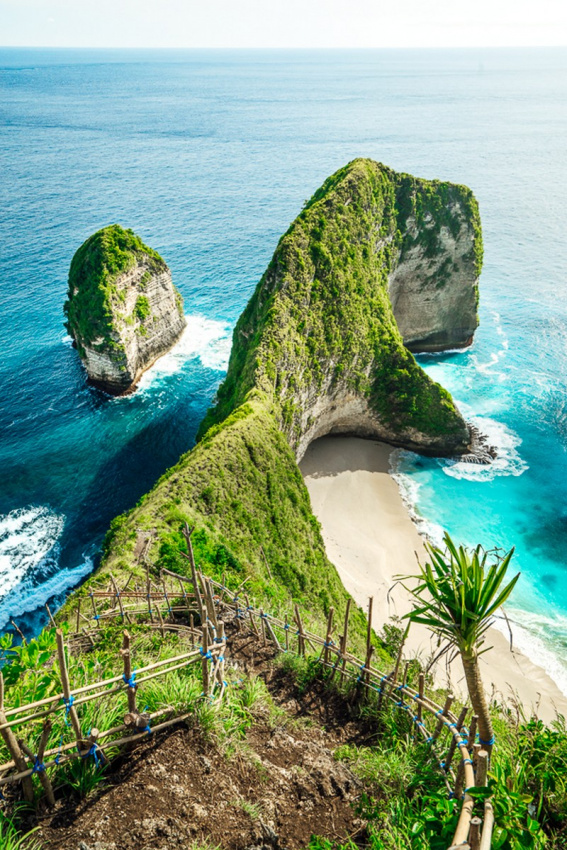 {}, ấn tượng bãi biển có hình “khủng long bạo chúa” tại indonesia