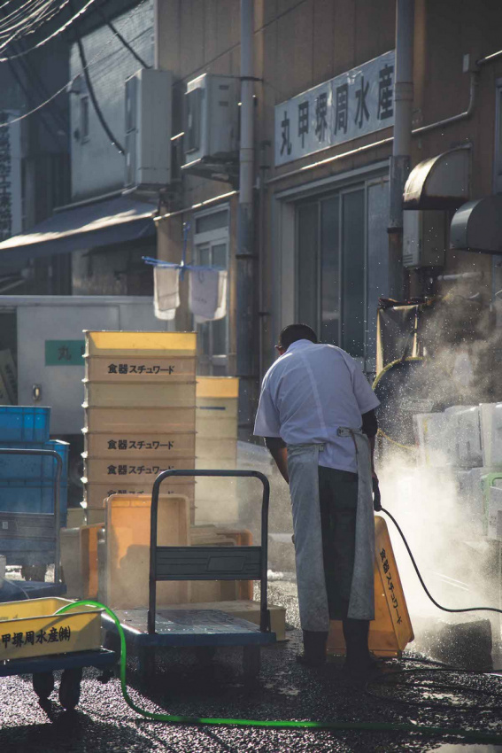 {}, ngắm nhìn cuộc sống đời thường bình dị ở tokyo hoa lệ