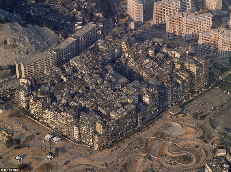 Nhìn lại khu ổ chuột huyền thoại của Hong Kong những năm 80