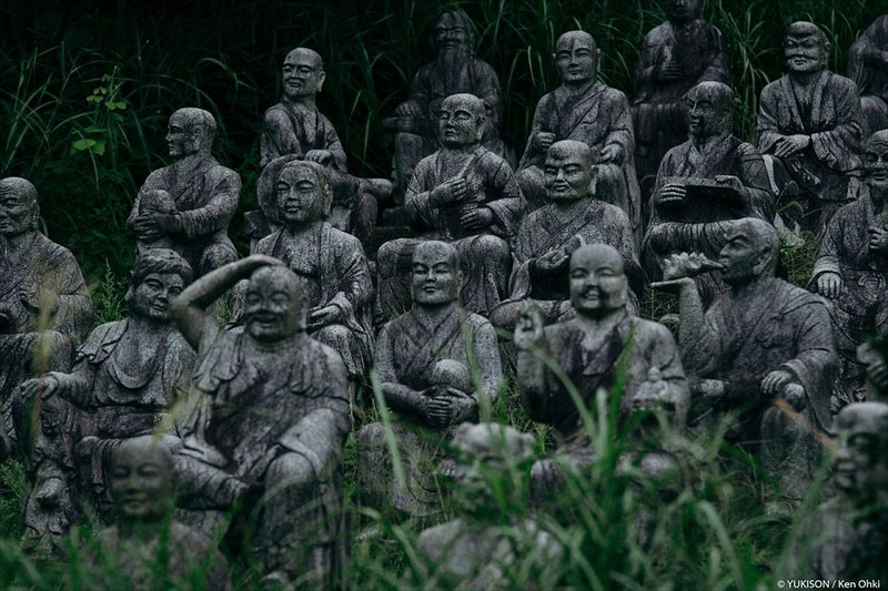 {}, 800 pho tượng ẩn hiện trong công viên bỏ hoang ở nhật bản