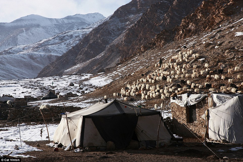 Cuộc sống tách biệt thế giới văn minh của người Tây Tạng tại dãy Himalaya