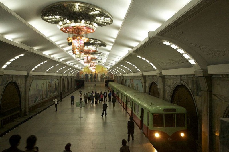 {}, nhà ga tàu điện ngầm sâu nhất thế giới tại triều tiên