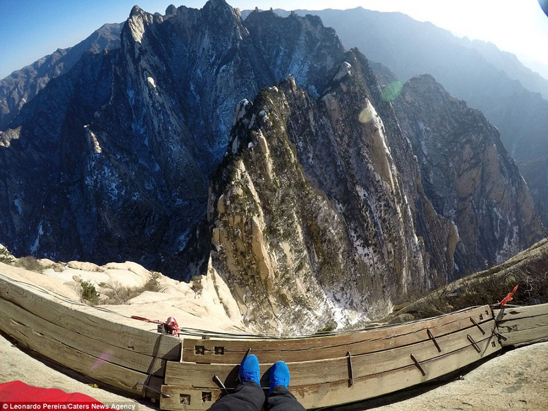 Cặp đôi trẻ chinh phục con đường đi bộ hiểm trở quanh núi Hoa Sơn