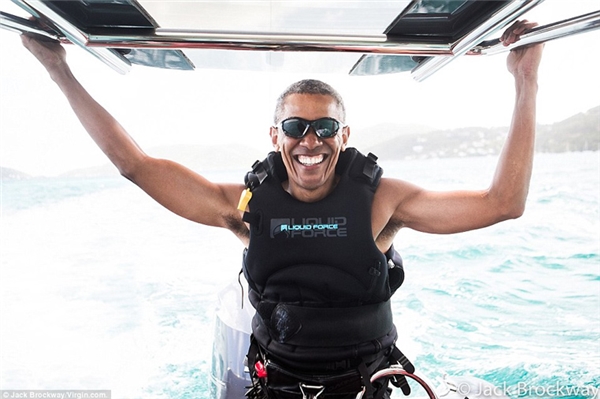 tổng thống obama, thích thú với hình ảnh obama lướt sóng cực ngầu dù vừa… thất nghiệp