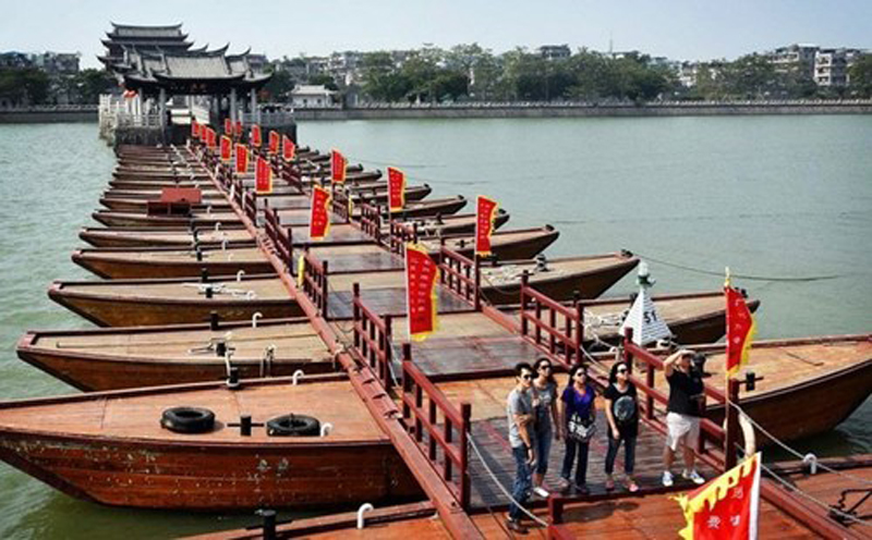 Cây cầu phao được nâng đỡ bằng 18 chiếc thuyền ở Trung Quốc